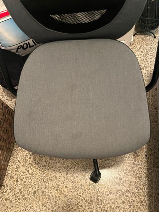 Silla de escritorio negra y gris.