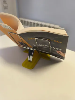 Atril metálico amarillo