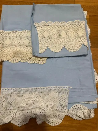 Sábanas y fundas antiguas con puntillas