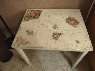 Mesa auxiliar decorada estilo vintage