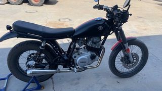 Yamaha SR 250 Negra estilo café racer