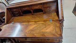 Escritorio bureau antiguo con marquetería