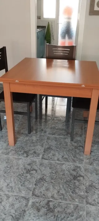 Mesa de comedor de madera