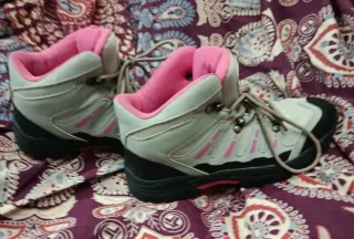 Botas de montaña grises y rosas