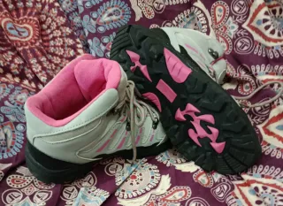 Botas de montaña grises y rosas