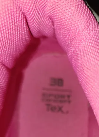 Botas de montaña grises y rosas