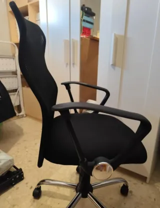 Silla de oficina giratoria negra