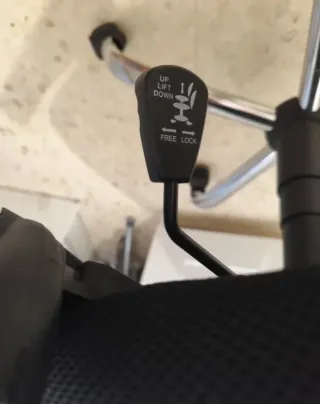 Silla de oficina giratoria negra