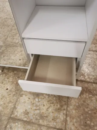 Cómoda blanca con espejo y cajones