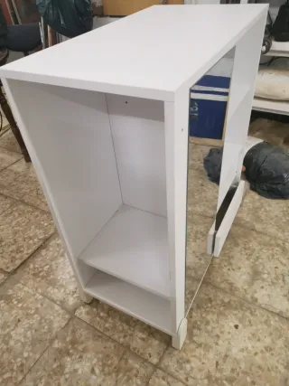 Cómoda blanca con espejo y cajones