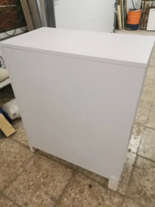 Cómoda blanca con espejo y cajones