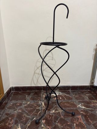 Recibidor de entrada con espejo y paraguero