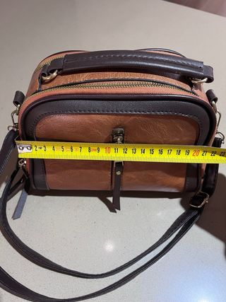 Bolso sintético marrón con cremallera