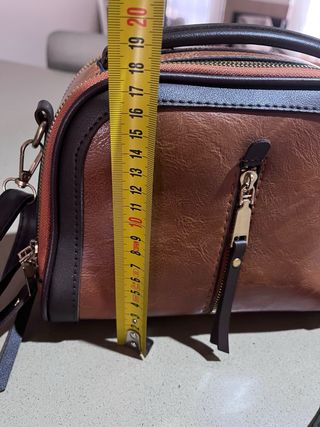 Bolso sintético marrón con cremallera