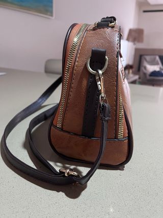 Bolso sintético marrón con cremallera