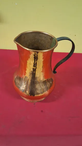 Jarra antigua de cobre martillado