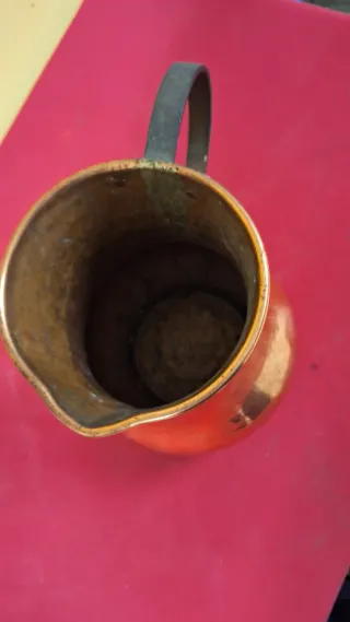 Jarra antigua de cobre martillado