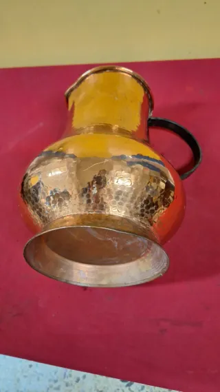 Jarra antigua de cobre martillado