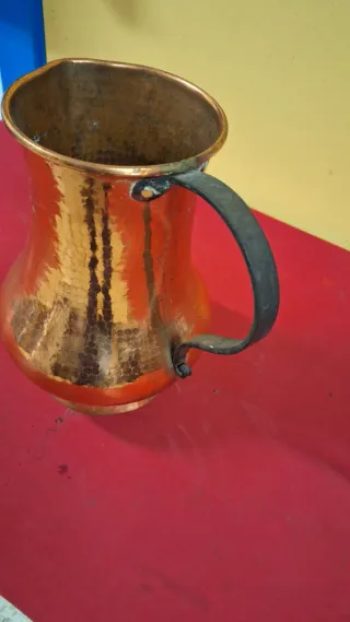 Jarra antigua de cobre martillado