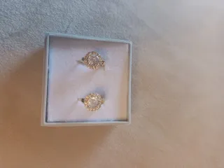 Pendientes chapados en oro con circonitas