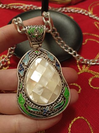 Collana con pendente lavorato in pietra madreperla