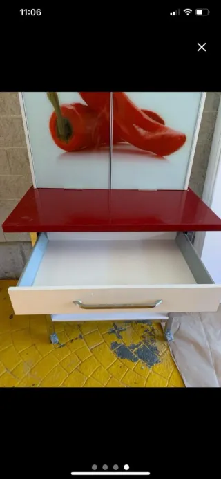 Mesa alta cocina con ruedas y estantería.