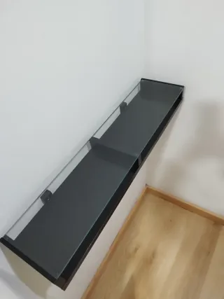 Estante flotante de cristal negro.