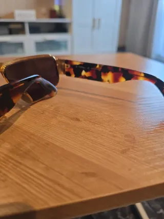 Gafas de sol doradas y multicolor