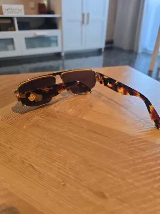 Gafas de sol doradas y multicolor