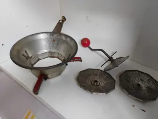 Pasapurés antiguo de metal