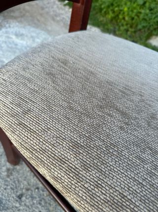 Sillas de madera tapizadas beige y marrón