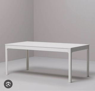 Mesa de comedor blanca de madera. Descatalogada.