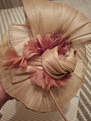 Tocado beige y rosa nuevo