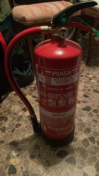 Extintor Frasa 6kg Polvo ABC y otro de co2