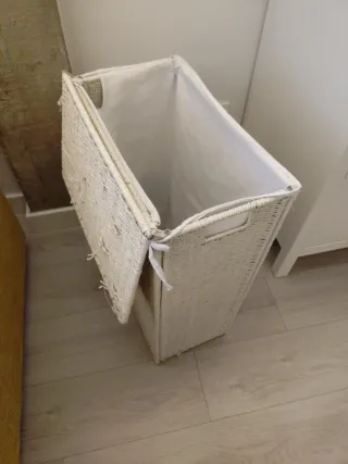 Cesto de mimbre blanco para ropa