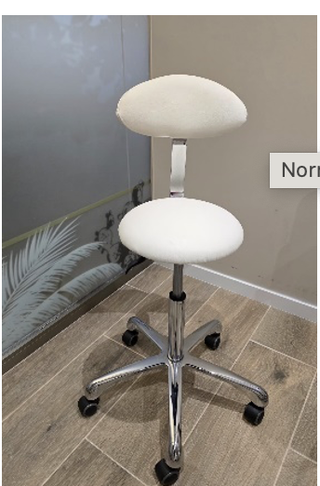 Taburete con respaldo blanco y plateado