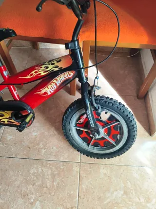 Bicicleta Infantil Hot Wheels Roja