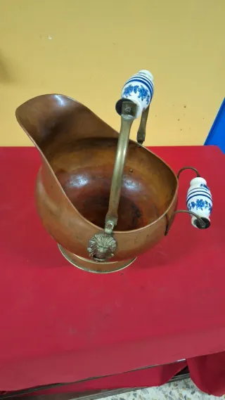 Antigua carbonera de cobre con leones