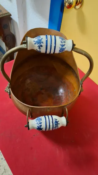 Antigua carbonera de cobre con leones