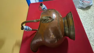 Antigua carbonera de cobre con leones