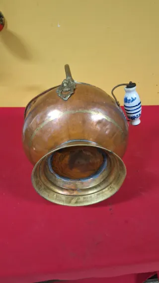 Antigua carbonera de cobre con leones