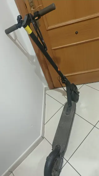 Patinete Eléctrico Xiaomi Mi Scooter + Cargador