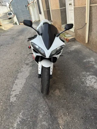 Yamaha R1  Roja y Blanca