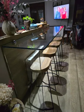 Barra de cristal grueso, con dos laterales.