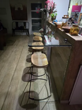 Barra de cristal grueso, con dos laterales.