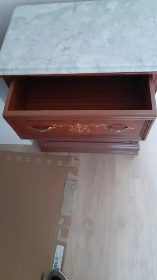 Mesita de noche antigua