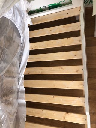 Cama infantil blanca ikea con barra protectora