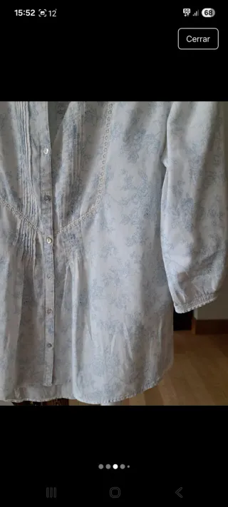 Blusa blanca con estampado azul