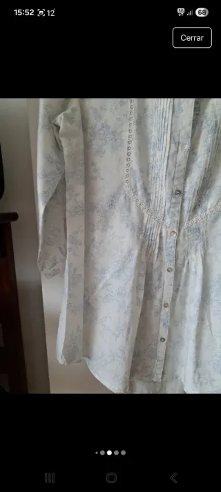 Blusa blanca con estampado azul