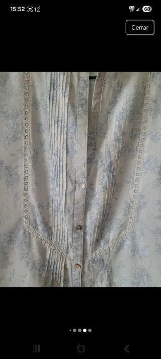 Blusa blanca con estampado azul